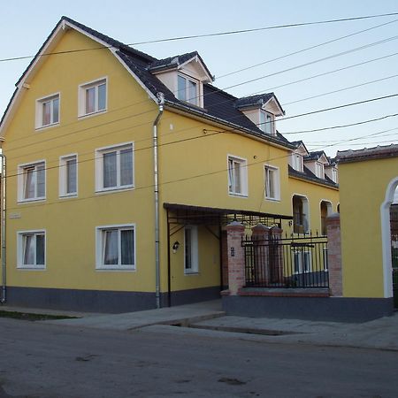Pensiunea Poarta Oilor Gîrbova Zewnętrze zdjęcie