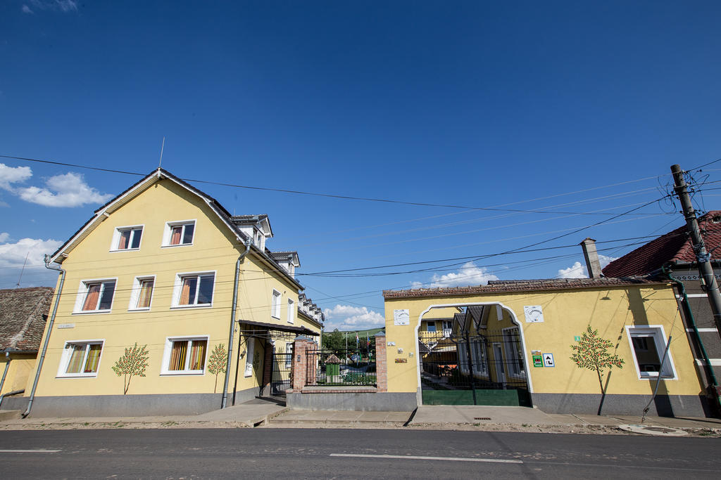 Pensiunea Poarta Oilor Gîrbova Zewnętrze zdjęcie